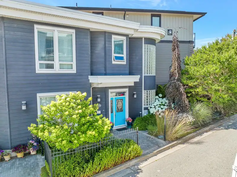 15598 VICTORIA AVENUE - photo 1 of 40
