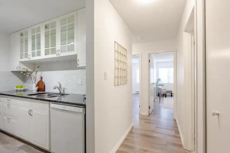 203 12890 17 AVENUE - photo 2 of 25