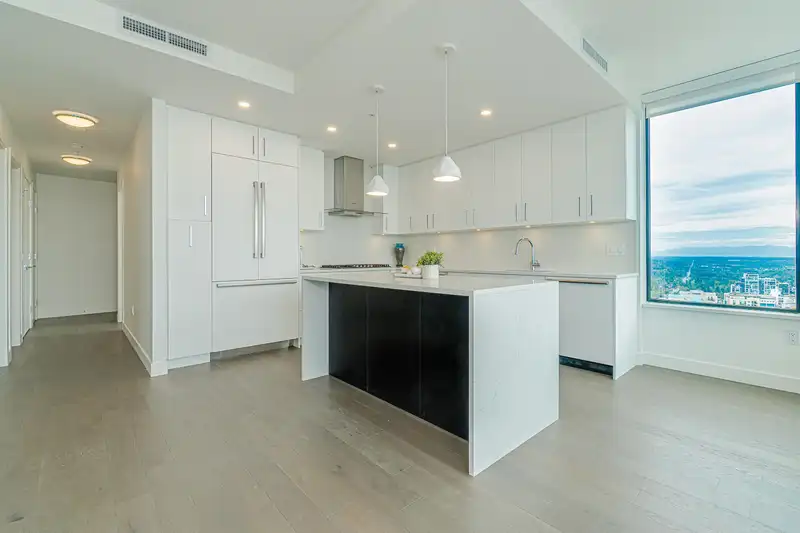 2204 1588 JOHNSTON ROAD - photo 3 of 39