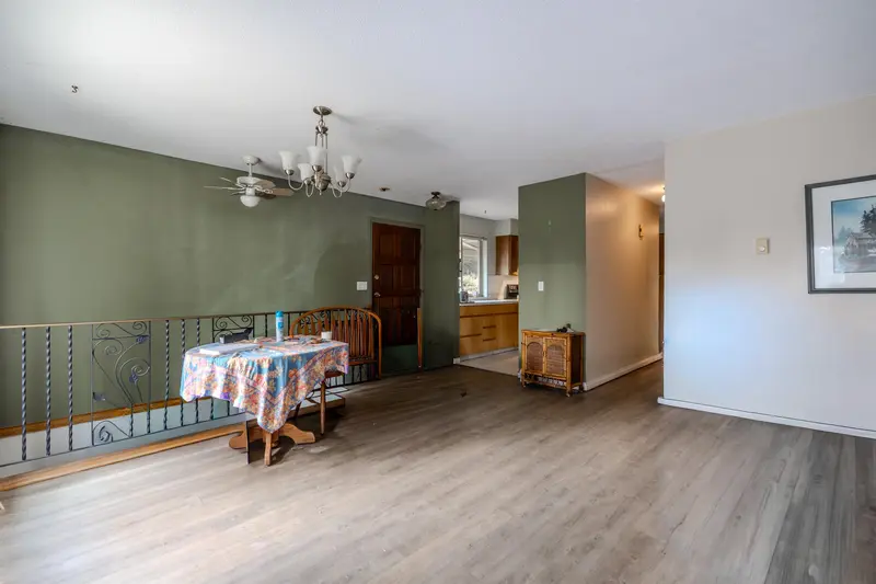 538 REED ROAD - photo 4 of 25