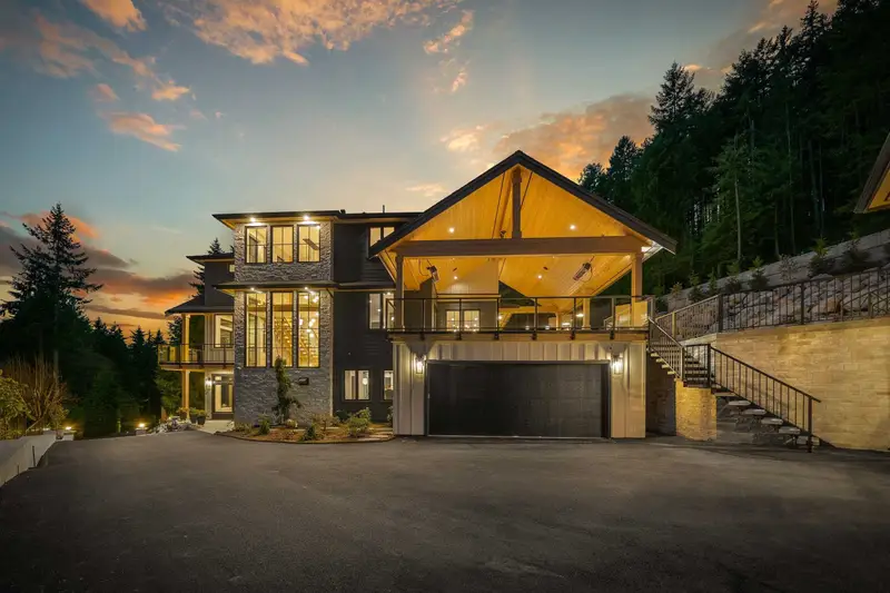 135 OAK COURT - photo 1 of 25