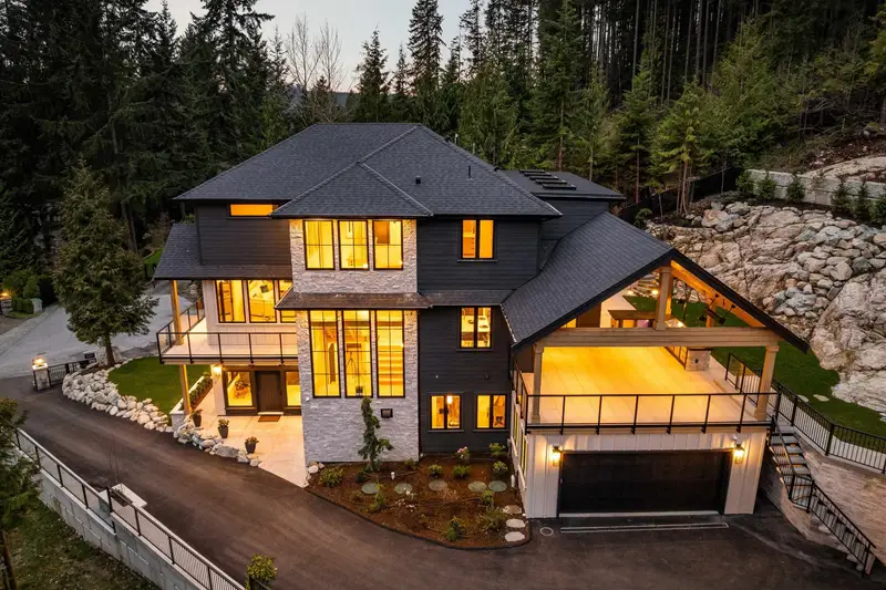 135 OAK COURT - photo 2 of 25