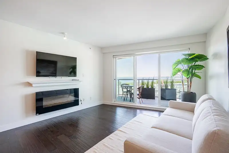 603 14955 VICTORIA AVENUE - photo 3 of 40