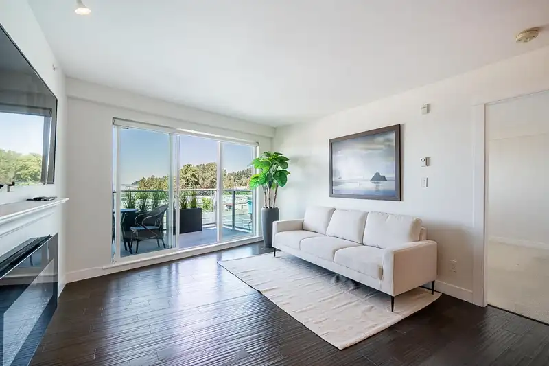 603 14955 VICTORIA AVENUE - photo 4 of 40