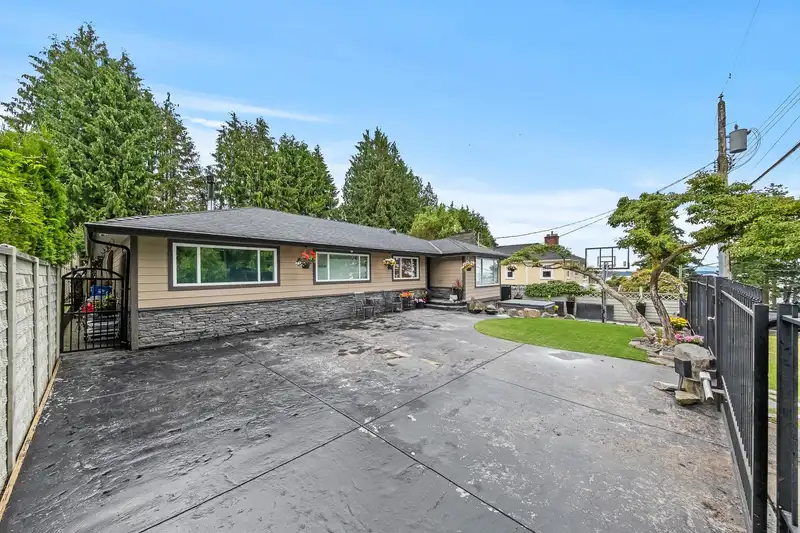 1360 EVERALL STREET - photo 3 of 13