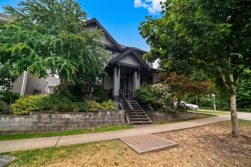 15808 29A AVENUE - photo 2 of 37