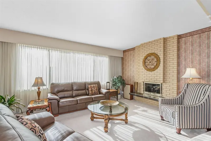 11935 82A AVENUE - photo 4 of 25