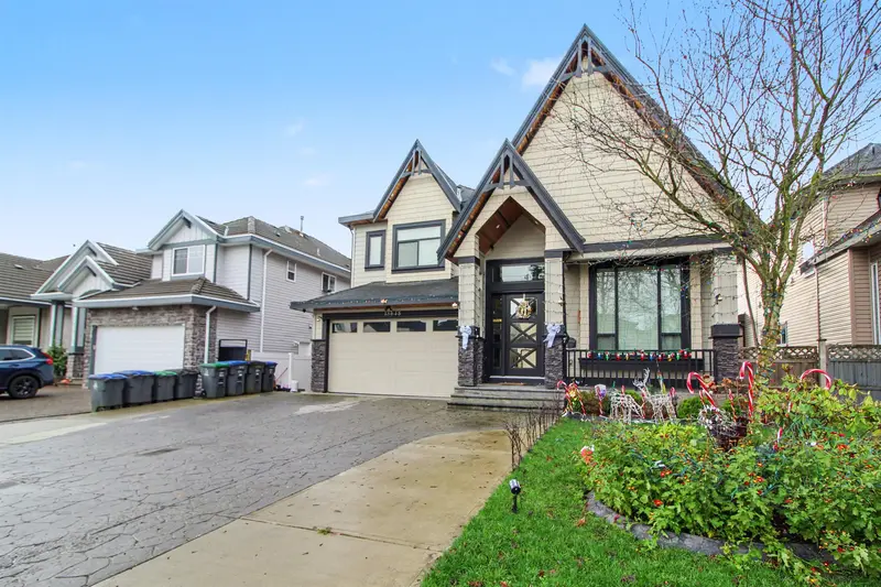 15648 82 AVENUE - photo 3 of 25