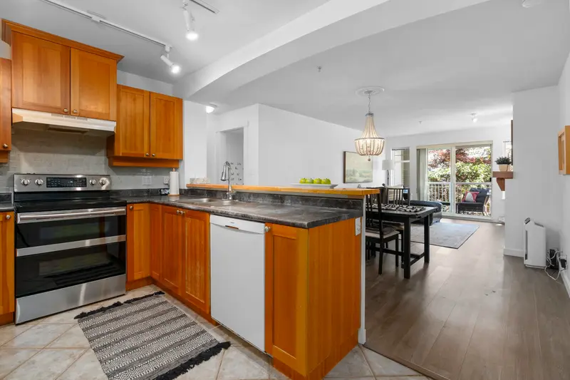 212 1432 PARKWAY BOULEVARD - photo 3 of 25