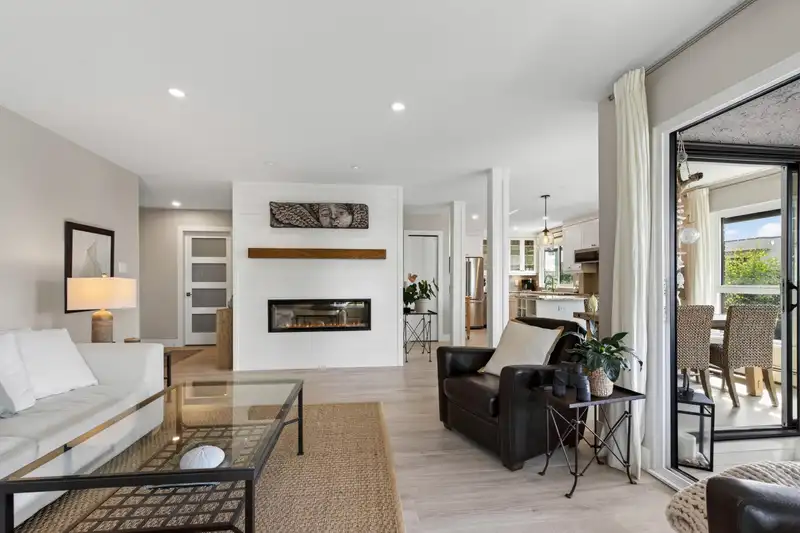 302 1290 MARTIN STREET - photo 1 of 25
