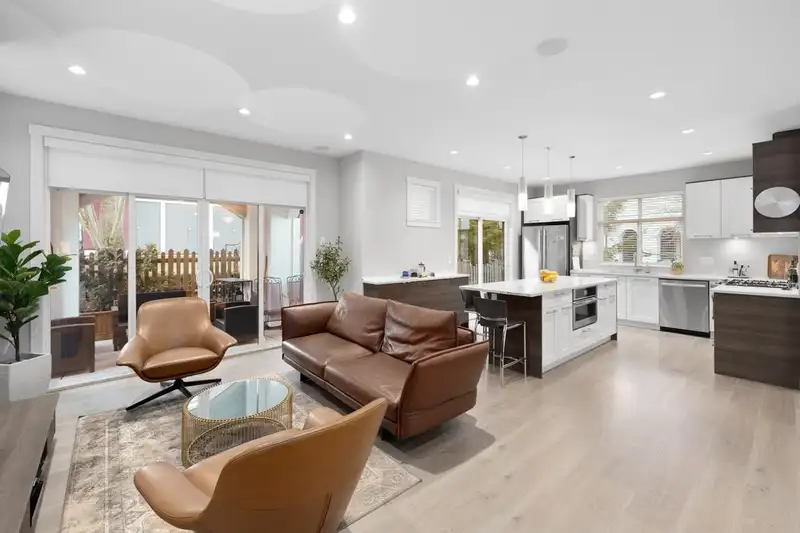 80 15677 28 AVENUE - photo 2 of 40