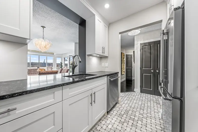 302 31 RELIANCE COURT - photo 2 of 25