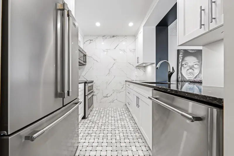 302 31 RELIANCE COURT - photo 3 of 25