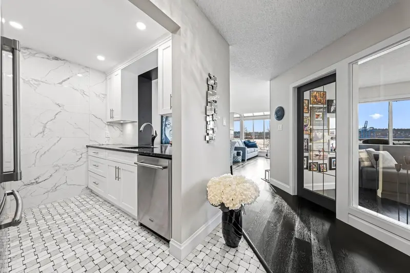 302 31 RELIANCE COURT - photo 4 of 25