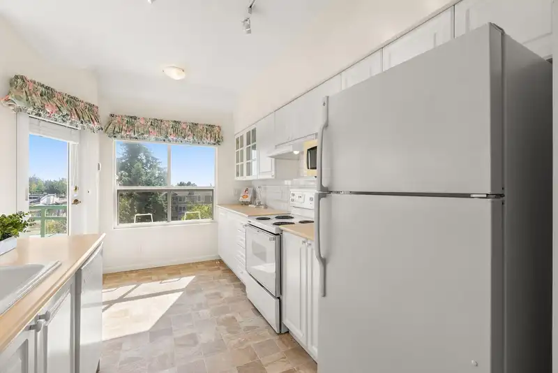 404 1576 MERKLIN STREET - photo 4 of 40