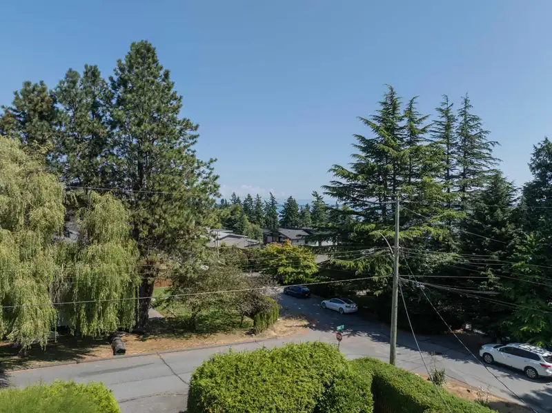 13195 14 AVENUE - photo 4 of 20