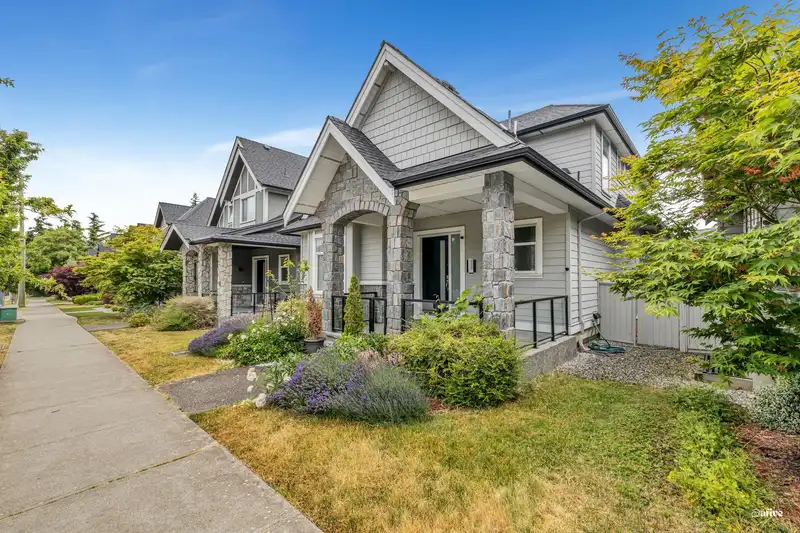 2558 164 STREET - photo 3 of 36