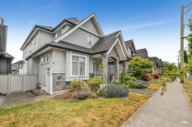 2558 164 STREET - photo 4 of 36