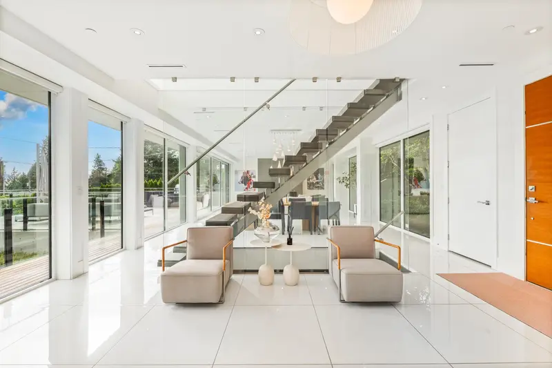 1360 QUEENS AVENUE - photo 3 of 22