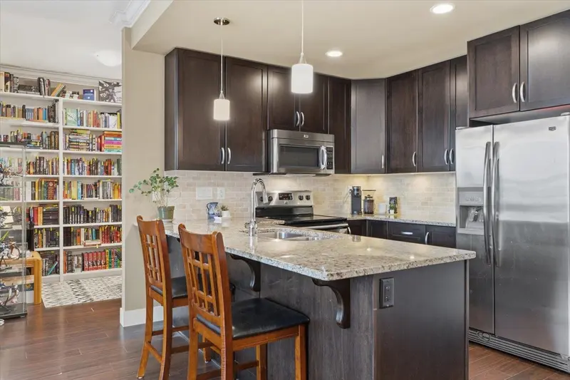 402 3192 GLADWIN ROAD - photo 4 of 25