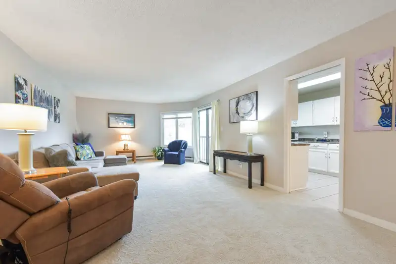 305 1521 BLACKWOOD STREET - photo 1 of 29