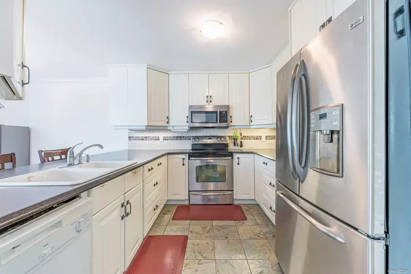 110 13959 16 AVENUE - photo 2 of 33