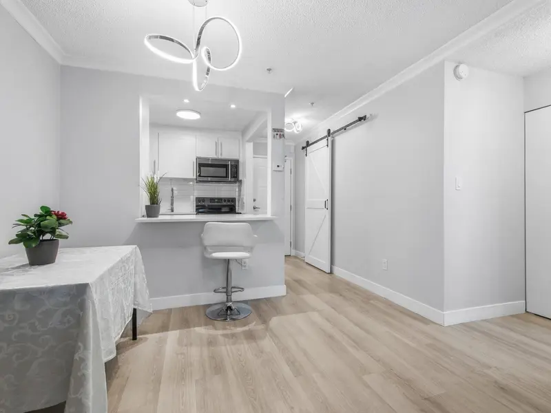 410 715 ROYAL AVENUE - photo 2 of 13