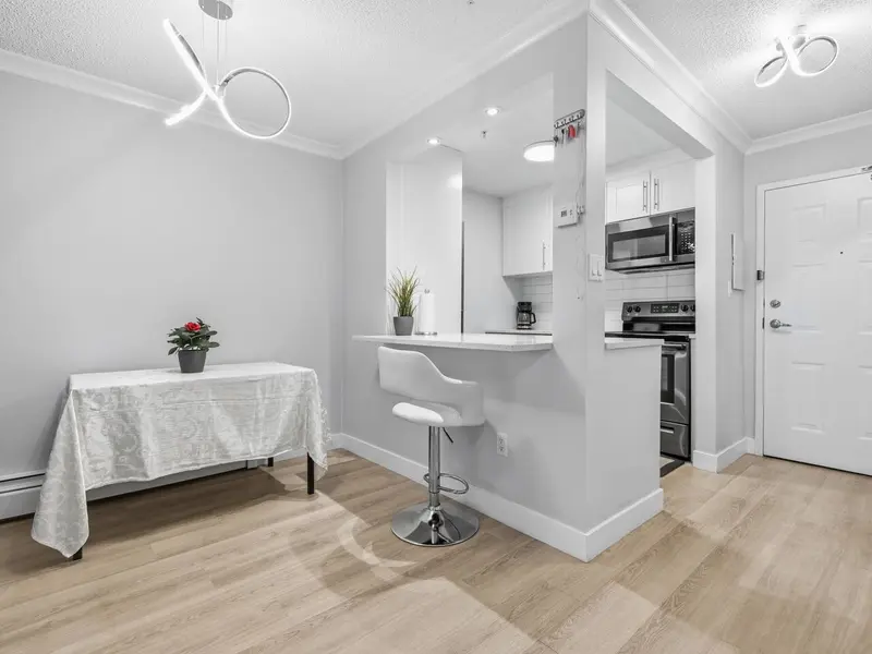 410 715 ROYAL AVENUE - photo 3 of 13