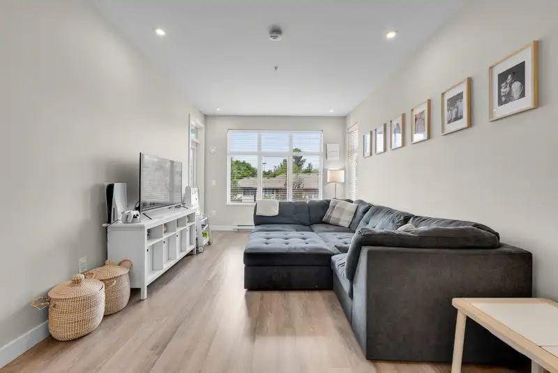 411 15436 31 AVENUE - photo 3 of 27
