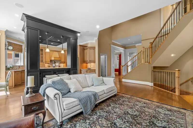 3918 156B STREET - photo 4 of 40