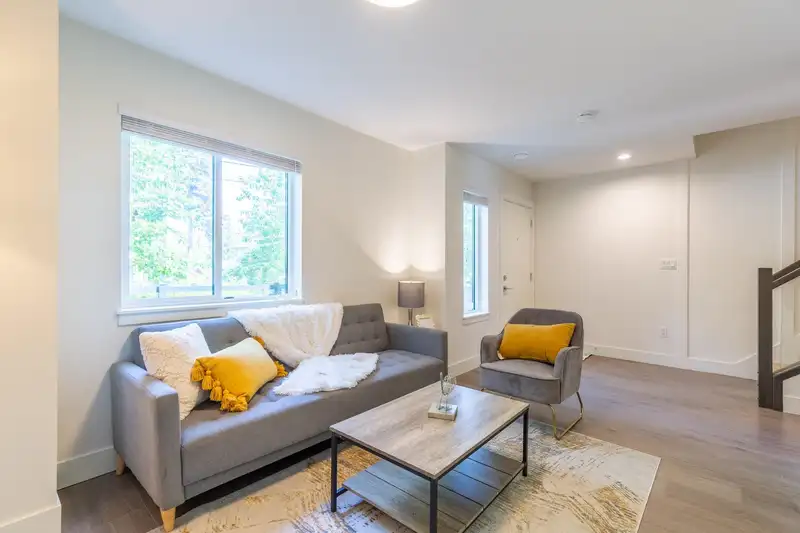 7 15688 28 AVENUE - photo 2 of 40