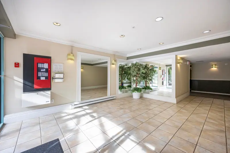 304 1009 HOWAY STREET - photo 4 of 19