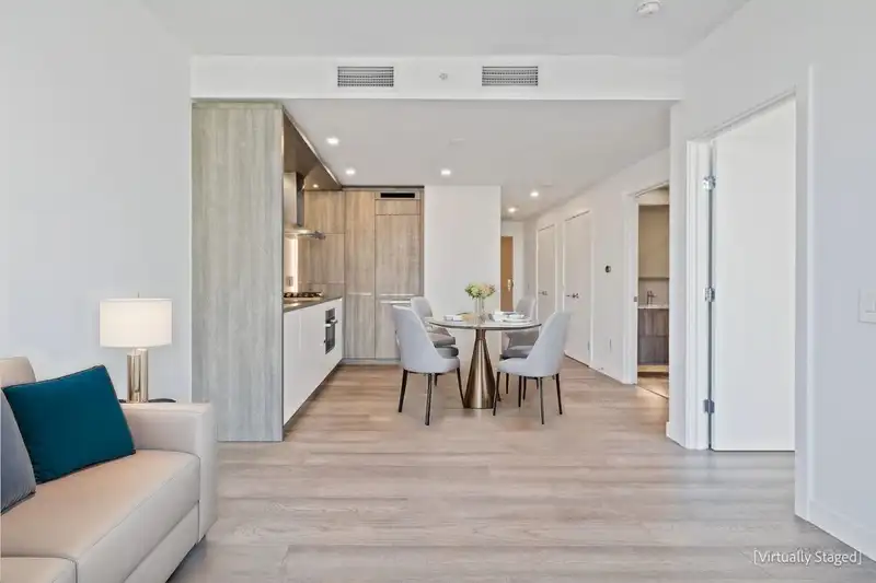 1002 1441 JOHNSTON ROAD - photo 2 of 5