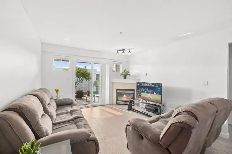 211 15621 MARINE DRIVE - photo 4 of 30
