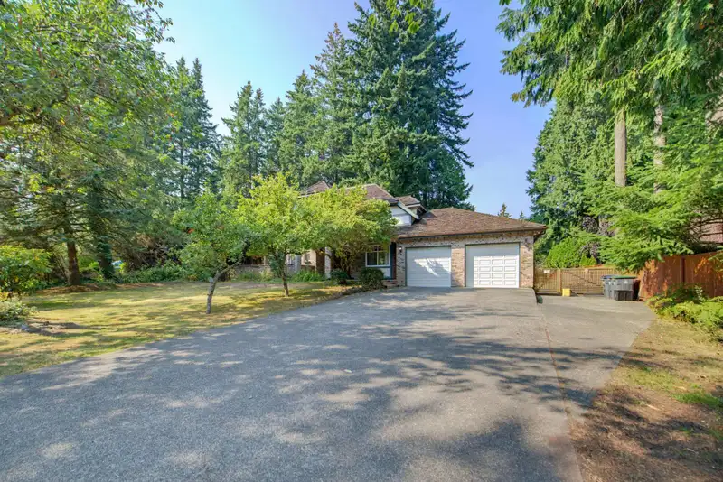 13521 19 AVENUE - photo 2 of 26