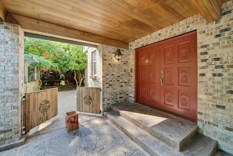 13521 19 AVENUE - photo 3 of 26