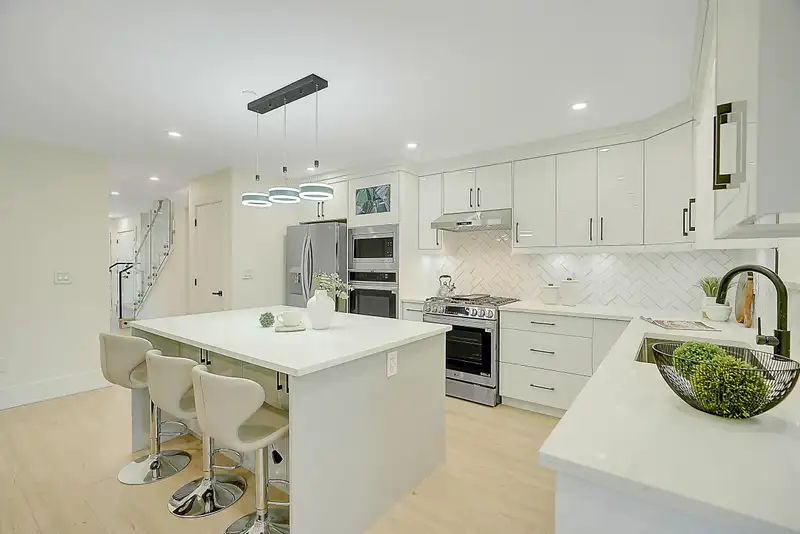 15438 GOGGS AVENUE - photo 4 of 33