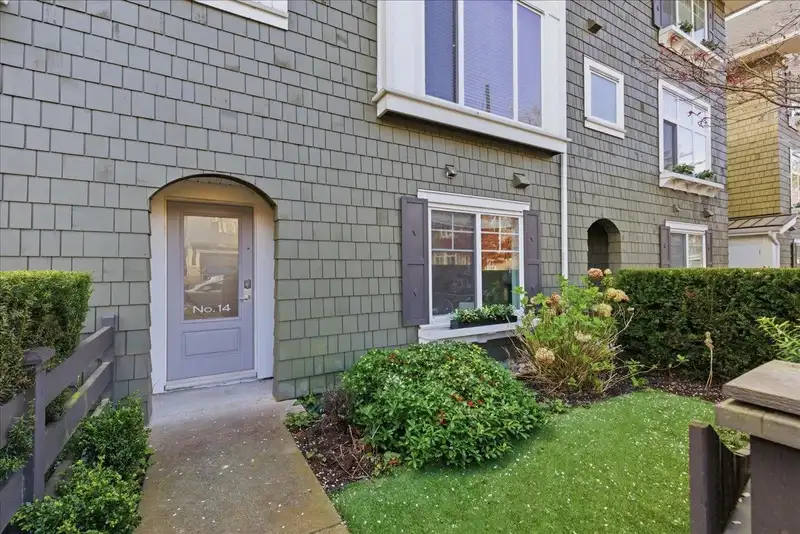 14 288 171 STREET - photo 3 of 25