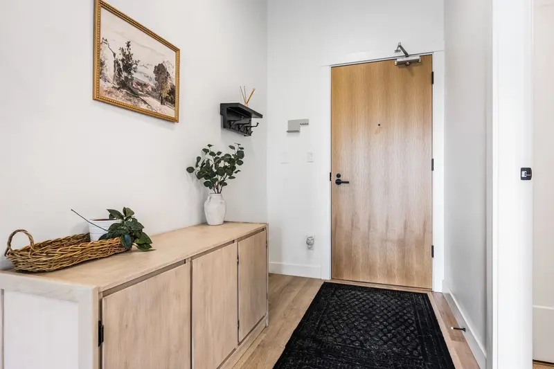 519 2493 MONTROSE AVENUE - photo 4 of 25