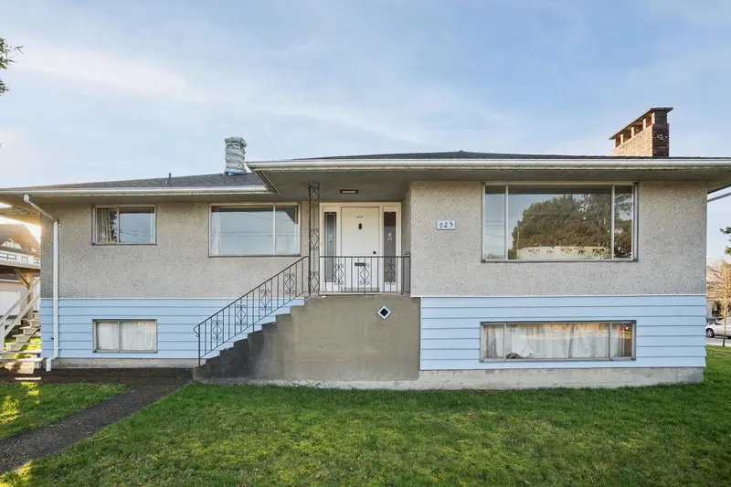 925 NANAIMO STREET - photo 2 of 25