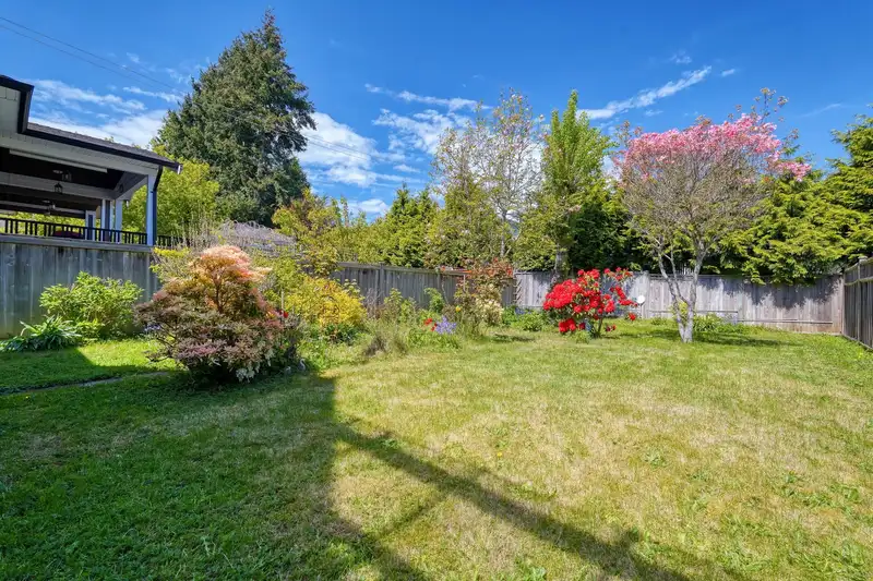 15521 GOGGS AVENUE - photo 2 of 40