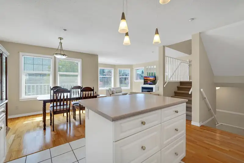 15521 GOGGS AVENUE - photo 4 of 40