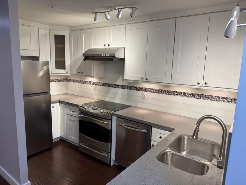 211 5723 BALSAM STREET - photo 3 of 9