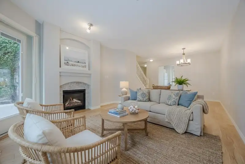 16 15432 16A AVENUE - photo 1 of 40