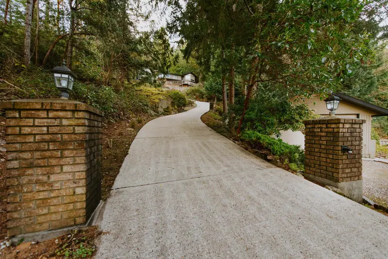 8846 REDROOFFS ROAD - photo 4 of 25