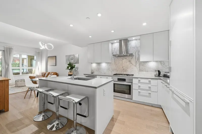 201 3220 CONNAUGHT CRESCENT - photo 1 of 21