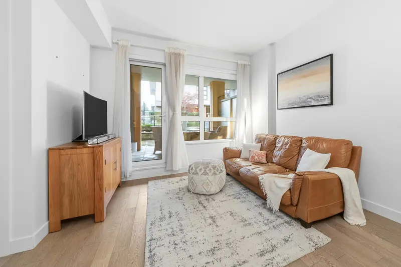 201 3220 CONNAUGHT CRESCENT - photo 2 of 21