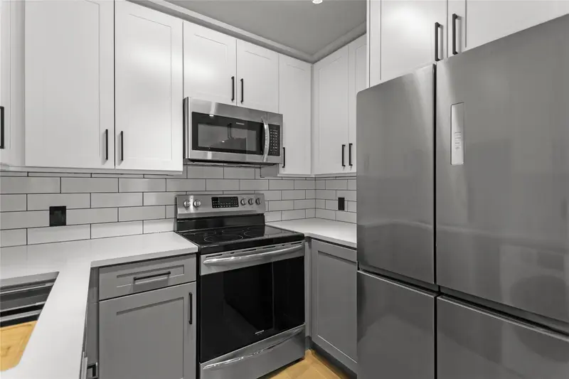 201 1948 COQUITLAM AVENUE - photo 2 of 15