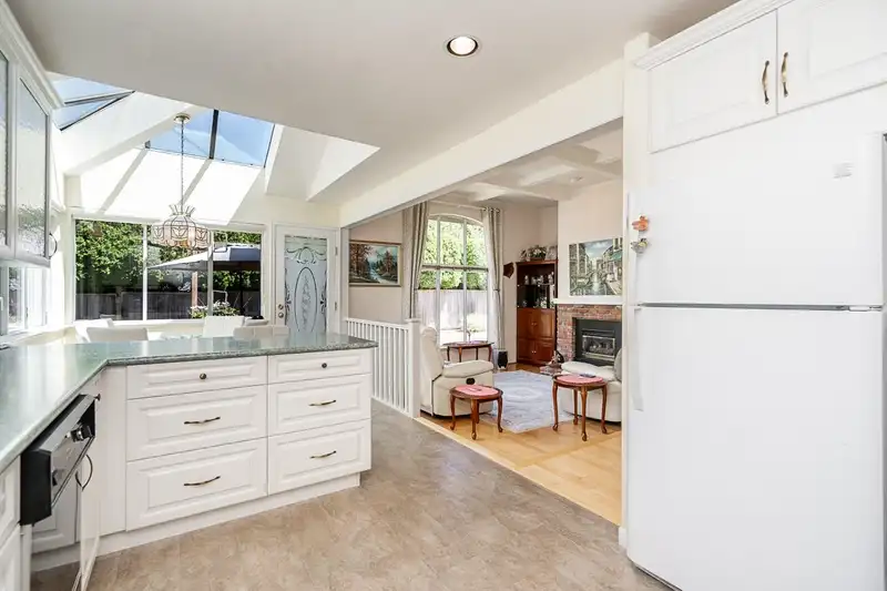 2112 124 STREET - photo 4 of 36