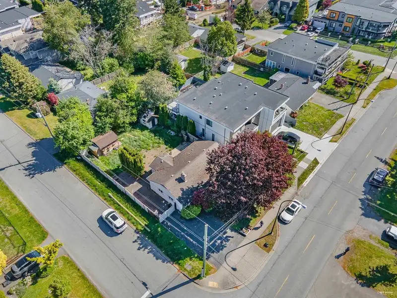 15661 ROPER AVENUE - photo 3 of 30
